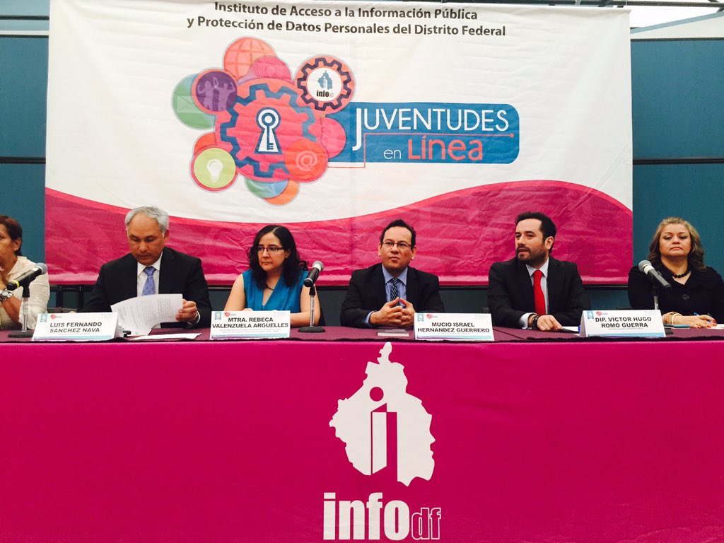 vromog's tweet image. Agradezco invitación de @InfoDF a premiación de #videobloggers que crearon iniciativas vs el acoso #JuventudEnLínea