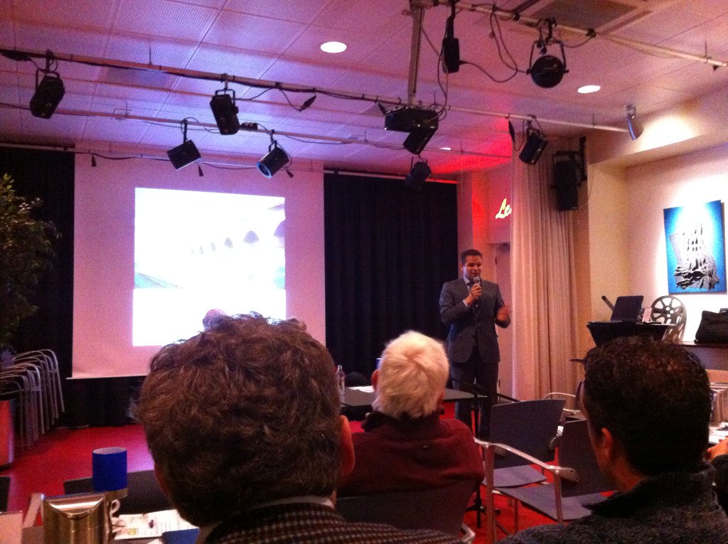 Pepempe's tweet photo. Gedeputeerde @JoAnnesdeBat op bezoek bij #CDASluis  wat betekent de Provincie voor @gemsluis https://t.co/wYR3JSaiZV