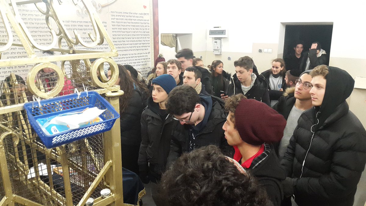 Introducing Lizhensk to some new friends from <a href="/JFSSchool/">JFS School</a> on <a href="/JRootsTours/">JRoots</a> where our prayers for ill woman were Heard.