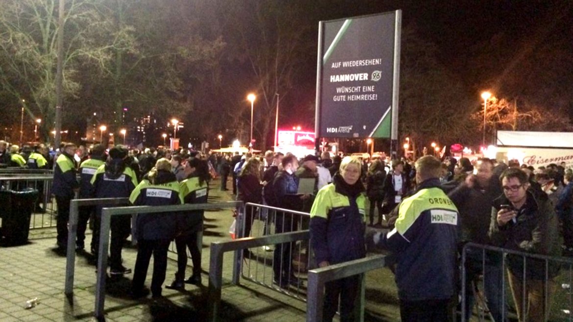 Alemania: hallan una ambulancia cargada de explosivos frente al estadio de Hannover CUCT6qzXIAAswts