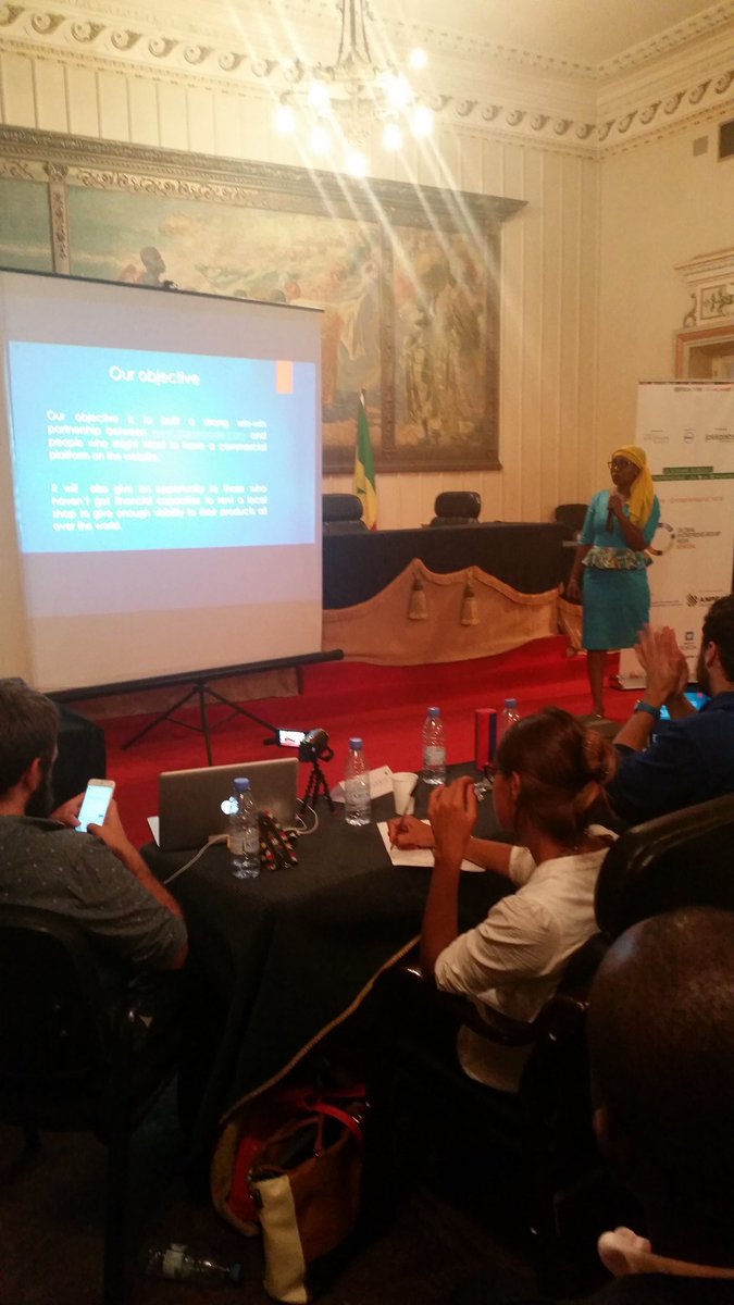JklDakar's tweet photo. Pitch de #dakarmode qui vise à promouvoir la mode africaine et à interconnecté les #fashionlover #kebetu #GEWSN https://t.co/4SWTSPLlPJ