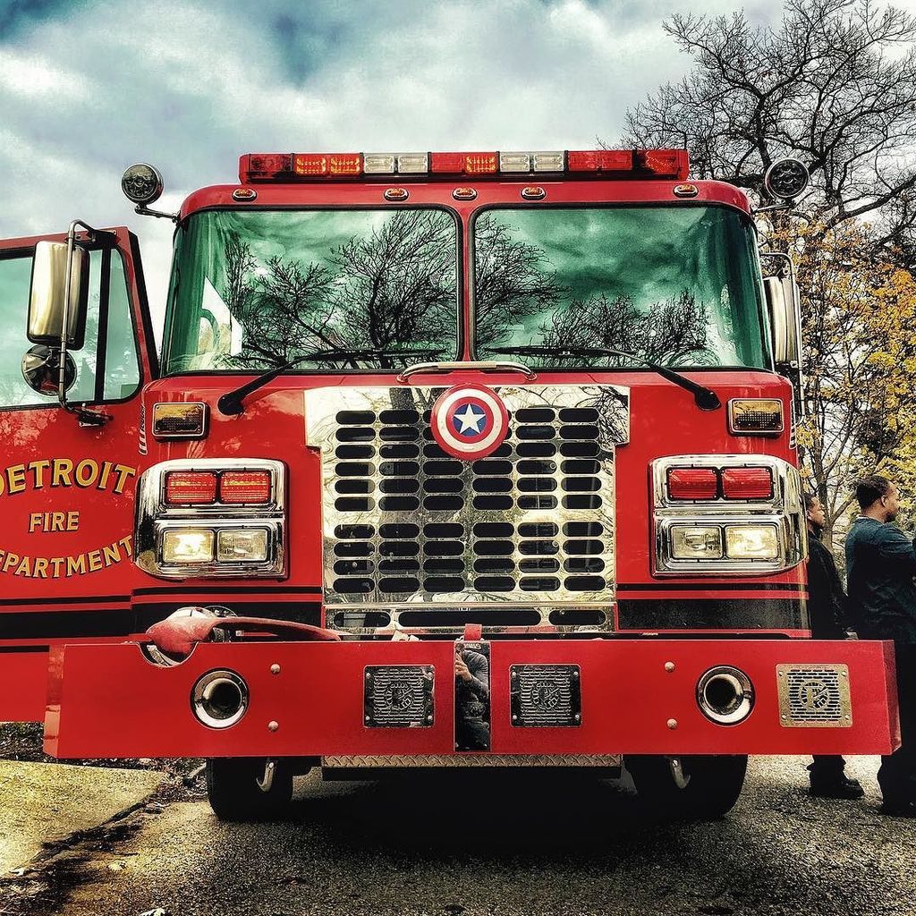AFireStation's tweet photo. Found this cool photo, not mine #DPD #DFD #Detroit #Motorcity #detroitsfinest #firefighter #firetruck #EMS #firstre… https://t.co/QLDu90Evyc