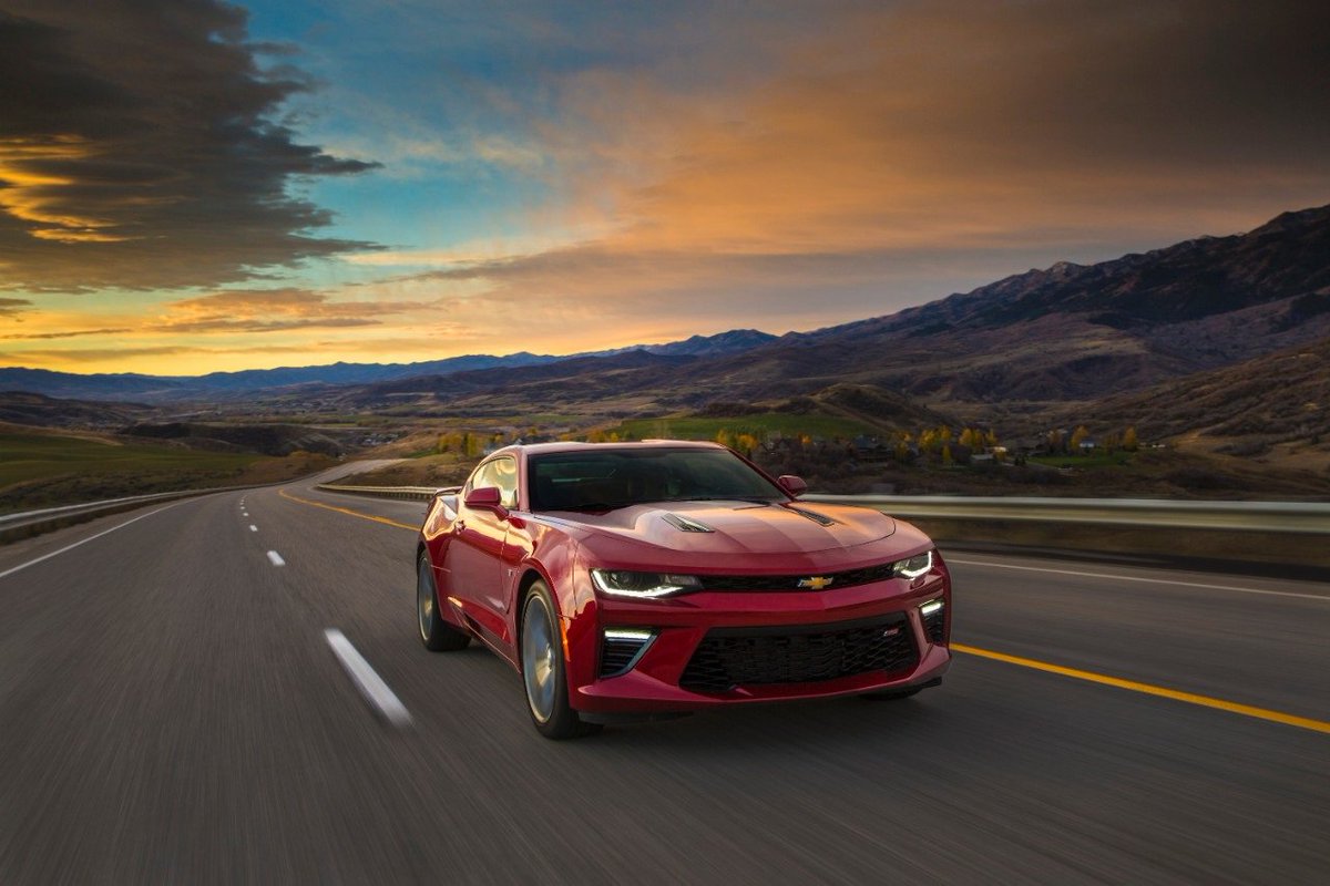 ChevroletCanFR's tweet photo. #CamaroSix et #ChevyColorado nommés voiture, véhicule utilitaire de l'année par @MotorTrend. https://t.co/o7E9xcU1i9 https://t.co/jDsSzBhaJG