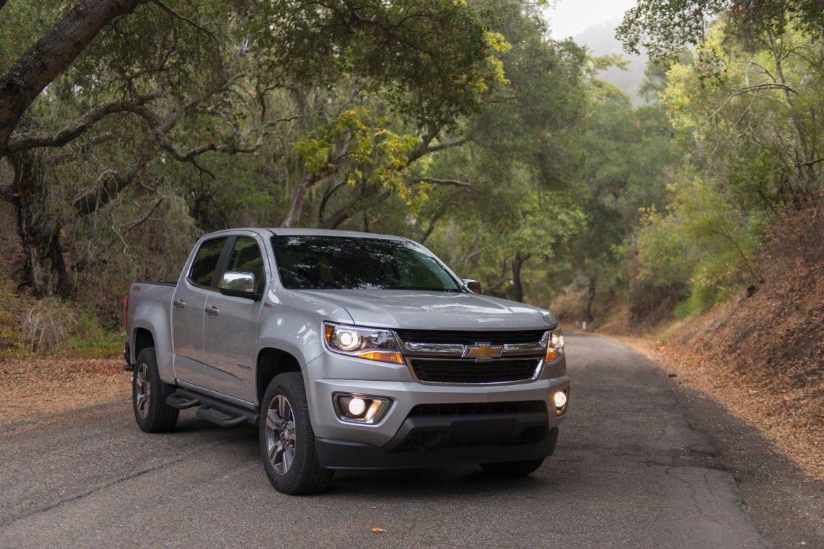 ChevroletCanFR's tweet photo. #CamaroSix et #ChevyColorado nommés voiture, véhicule utilitaire de l'année par @MotorTrend. https://t.co/o7E9xcU1i9 https://t.co/jDsSzBhaJG
