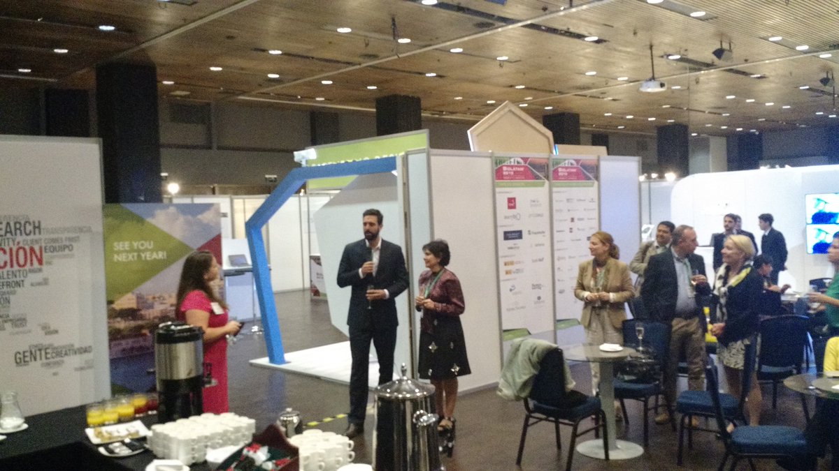asembio's tweet photo. Comienza la ceremonia de cierre de la #BLT15 donde los países agradecen con un brindis #asembio #Chilebiotec https://t.co/N3RYAKKCUG