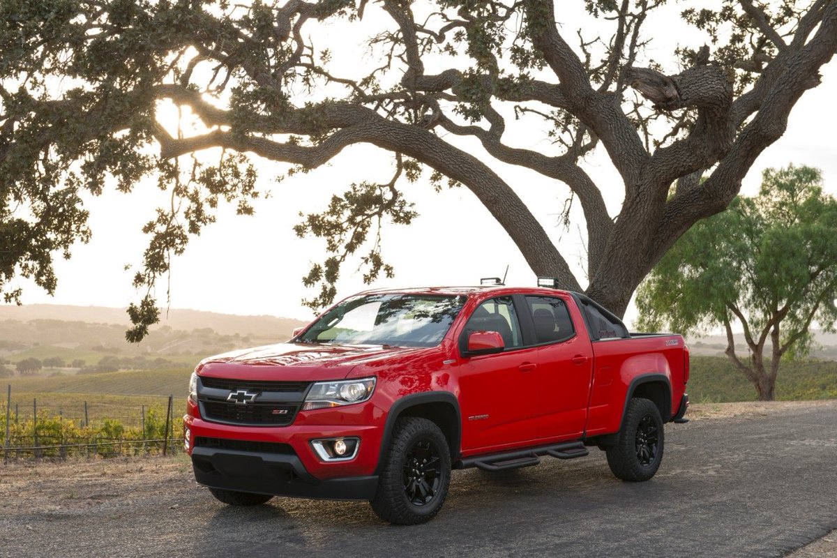 ChevroletCanada's tweet photo. Chevrolet goes two for two with #ChevyColorado and #CamaroSix bringing home @MotorTrend awards. https://t.co/PdcXei0z1p
