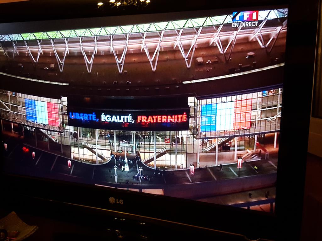 patricef1's tweet photo. Moment emouvant a wembley la marseillesaise chantait à l unisson #sportecoledelavie #SolidariteAvecParis https://t.co/WgPVkAjBxK