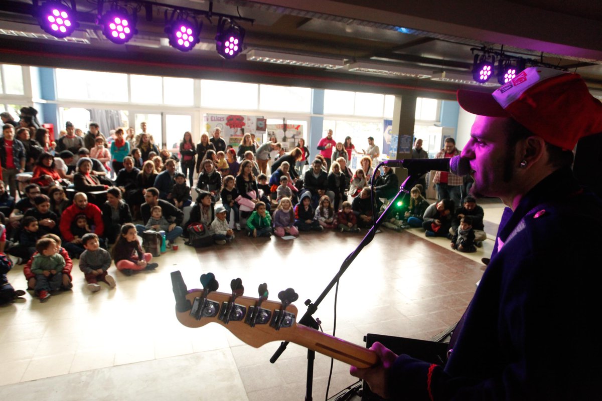 Compartimos las fotos de la presentación de #LaAsombrosaBandaDeZamba en el #FestivalEnlaces: flickr.com/photos/cucaunt…