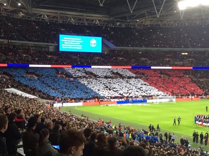 ActuFoot_'s tweet image. Superbe tifo à Wembley. Merci les anglais ! #PrayForParis 🇫🇷