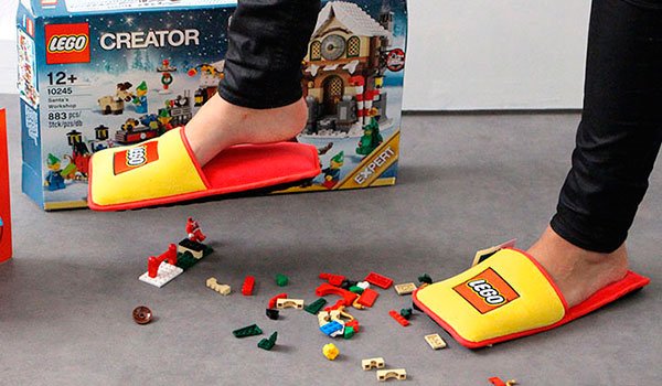 QcosasCom's tweet photo. LEGO crea las zapatillas Anti-LEGO para acabar con 66 años de dolor en los pies. https://t.co/lxFP0dmWqu https://t.co/gpm3ksS96B