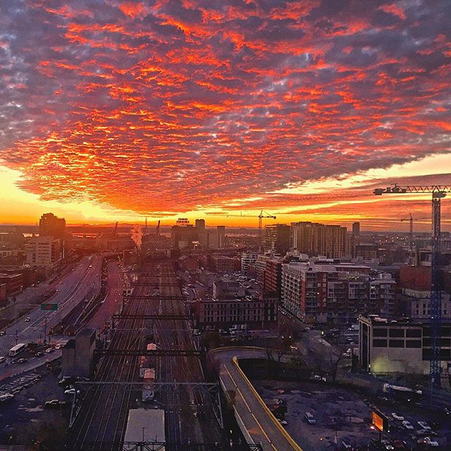mtlblog's tweet image. Montreal November morning! Picture by @montrealiste #montreal