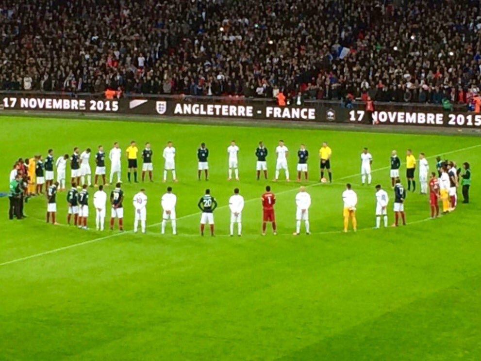 dirk_adam's tweet image. Schönstes Foto des Tages! #Gänsehaut #ENGFRA #England #France #Wembley #PrayforParis