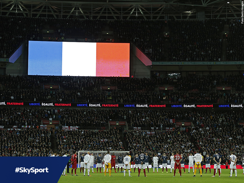 SkySport's tweet photo. #InghilterraFrancia: In 90mila hanno cantato all'unisono "La Marsigliese" uniti contro la paura e contro il terrore. https://t.co/88ex85XgiL