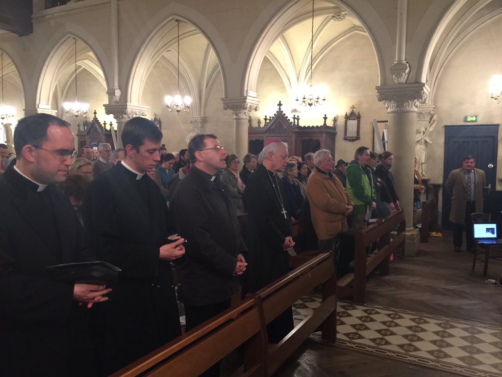 SOSCdOrient's tweet photo. Prière du Notre Père avec Mgr Aumonier, évêque de #Versailles avant la conférence de Mgr #Arbach 
#Homs #Syrie https://t.co/C2CEiOkEga