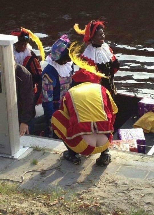 HanAltena's tweet image. Alle ophef om niks. Kijk nou, Pieten blijken gewoon wit.... #zwartepiet #Pietendiscussie