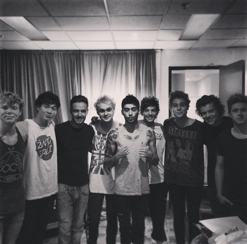 Alina_M1D5Sw's tweet photo. @5SOS_Germany RT IF YOU LOVE 1D AND 5SOS ♥ #1DDE #MTVStars 5 seconds of summer https://t.co/YRt6MEzpK5