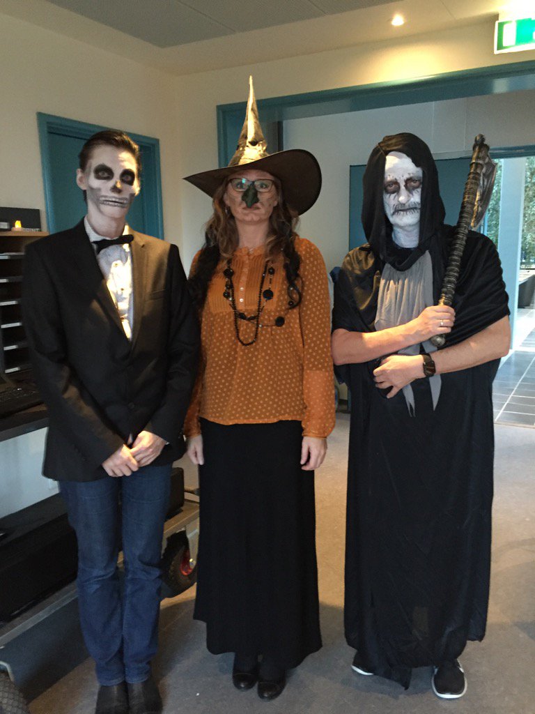 sidelmann's tweet photo. "Offline"  halloween https://t.co/jn4KrLKFYZ