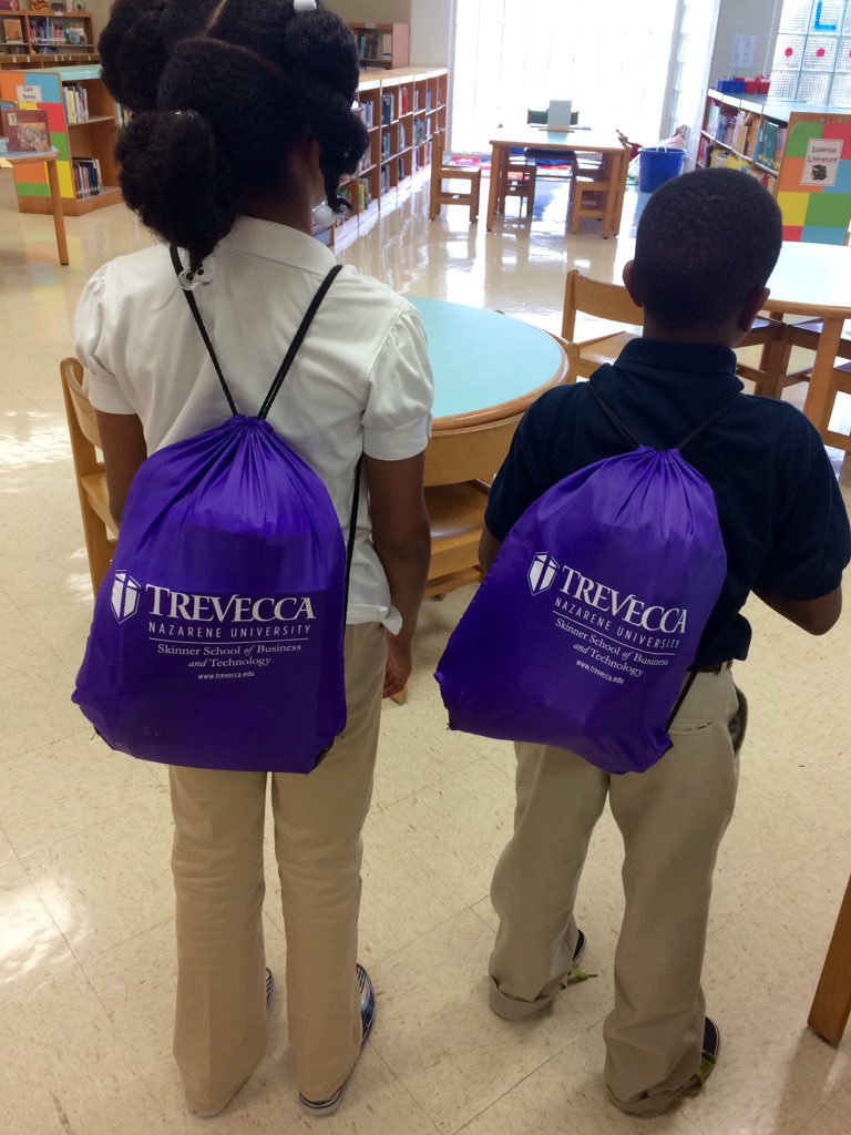 GlennEOSLibrary's tweet image. The 4th grade @GlennEOS kids are loving their free @Trevecca swag!