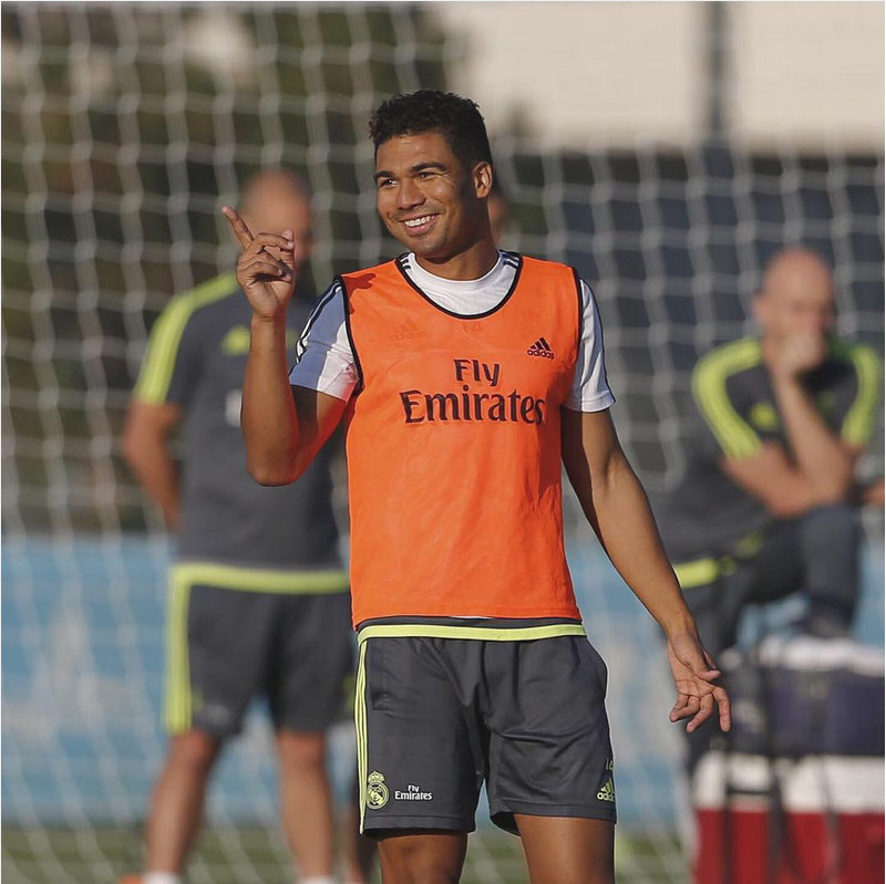 Casemiro's tweet photo. Cómo no voy a ser feliz en cada entrenamiento con esta camiseta!!! Llega el Clásico! Vamoss!! #HalaMadrid https://t.co/R8VPRWM9Gs