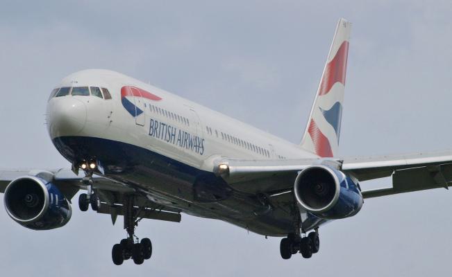 El_Universal_Mx's tweet photo. #Mundo Pasajera ebria trata de abrir puerta de avión en pleno vuelo  https://t.co/H1znBs6BVY https://t.co/NSxcOlt73P