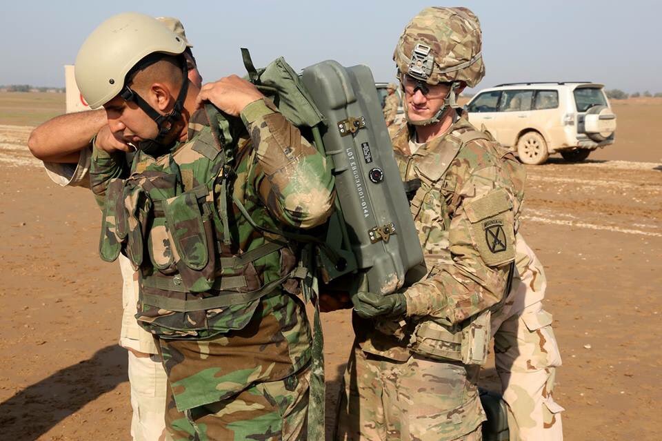 تدريبات الجيش العراقي الجديده على يد المستشارين الامريكان  - صفحة 2 CUCwbYzWoAAetGl