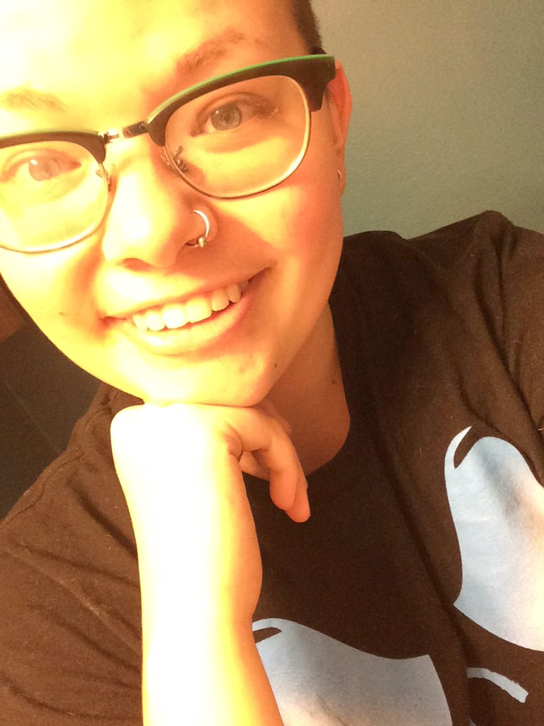 realfairyfield's tweet photo. Here. Have a makeup free selfie. Because that's what i've been all day. #datlightingtho https://t.co/88MKrZEBYH