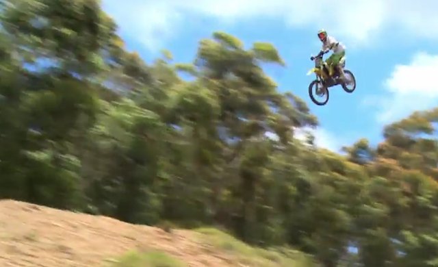 RadioHaurakiNZ's tweet image. Aussie FMX rider Rhys Hellier takes a serious crash on his bike #CrashOfTheDay bit.ly/1SX3QUF