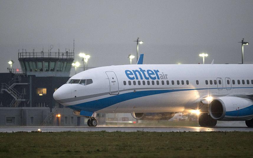 Telegraph's tweet image. First Syrian refugees arrive at Glasgow airport bit.ly/1H7BhCQ