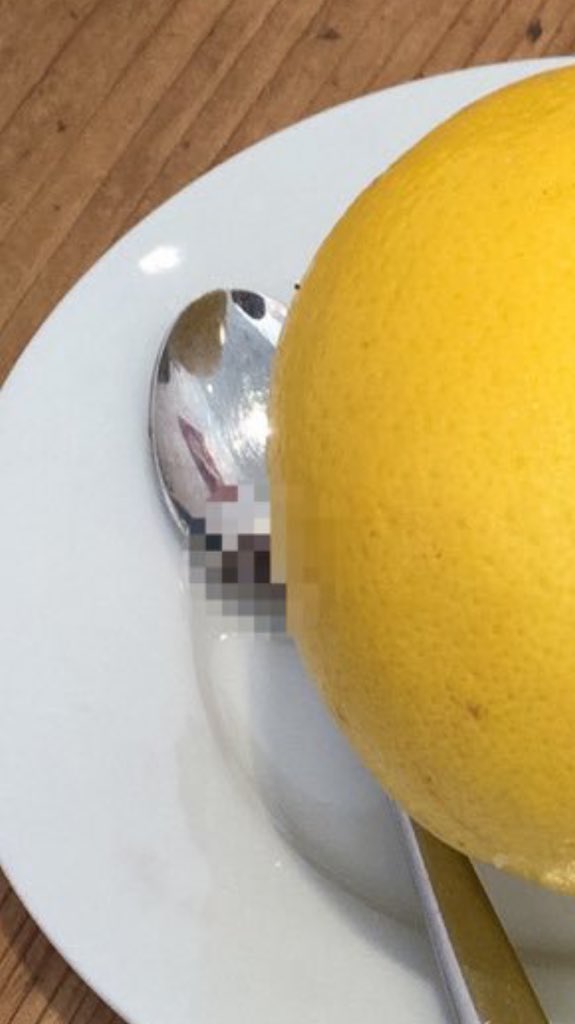 mdrn_actk's tweet photo. 諏訪部さんのツイートのモザイク前とモザイク後…ご覧ください…
カフェでレンくんと相席ですか… https://t.co/McavD9T84t