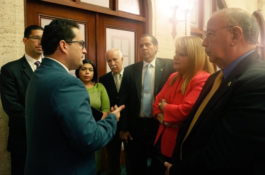 Jenniffer's tweet photo. Dialogamos con Francisco Emanuel Cruz antes de ver en la Sesión la recomendación de su nombramiento como sub @OCEPR https://t.co/QTFtF8uxaG