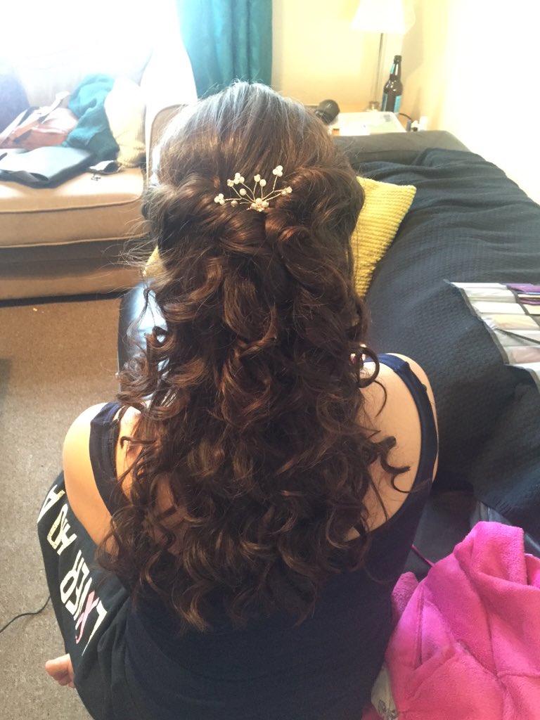 HjkMakeup's tweet photo. Loved creating this #bridalhair for @calyha79 on her #weddingday part 2! #bride #curls #brunette #weddinghairstylist https://t.co/uiai67kFoL