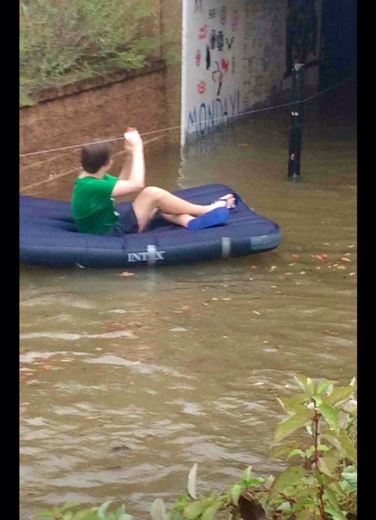 mominerlife's tweet photo. Desperate times call for desperate measures when getting to that Physics lecture on time... #RollaProbs https://t.co/LahrVOVZFr