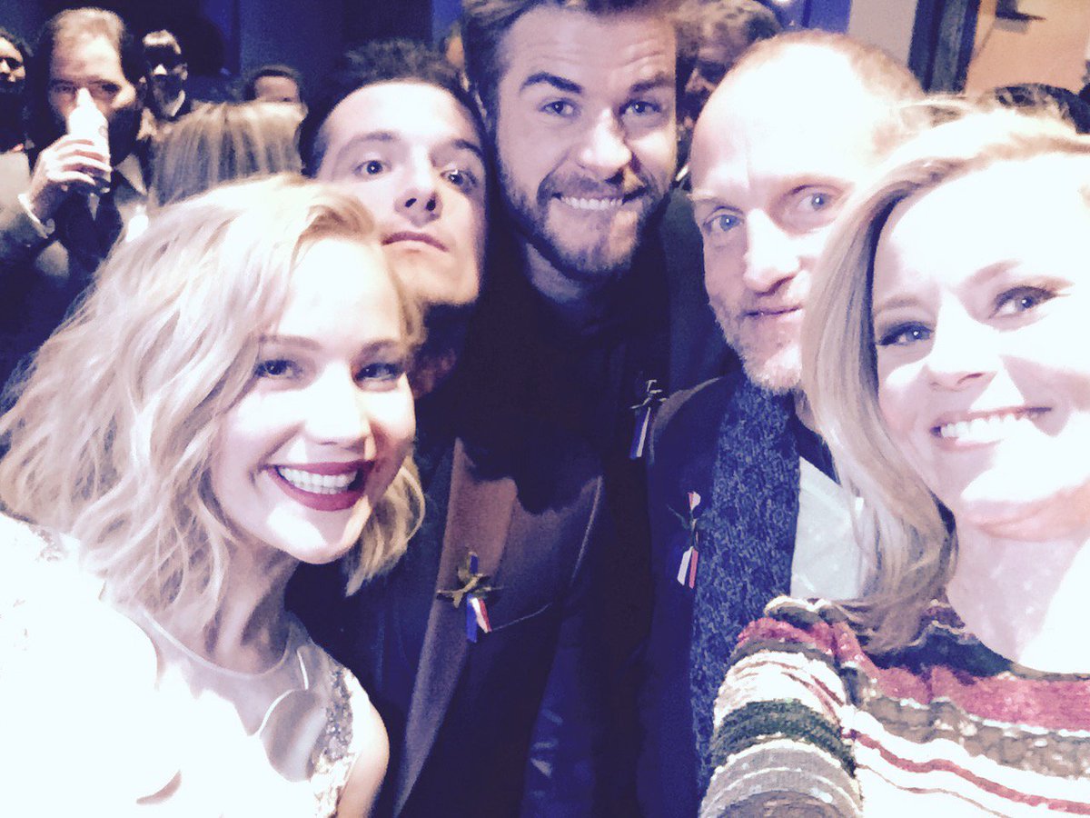 ElizabethBanks's tweet photo. The group selfies just keep coming. Last night @ the #MockingjayUS premiere. Hi #JenniferLawrence &amp; #WoodyHarrelson! https://t.co/LOwZpCPeAe