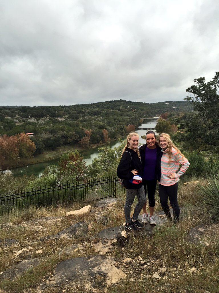 Lauren420_69's tweet photo. Beautiful hikes with beautiful people💖 #fallretreat2015 https://t.co/asEJKgJrMl