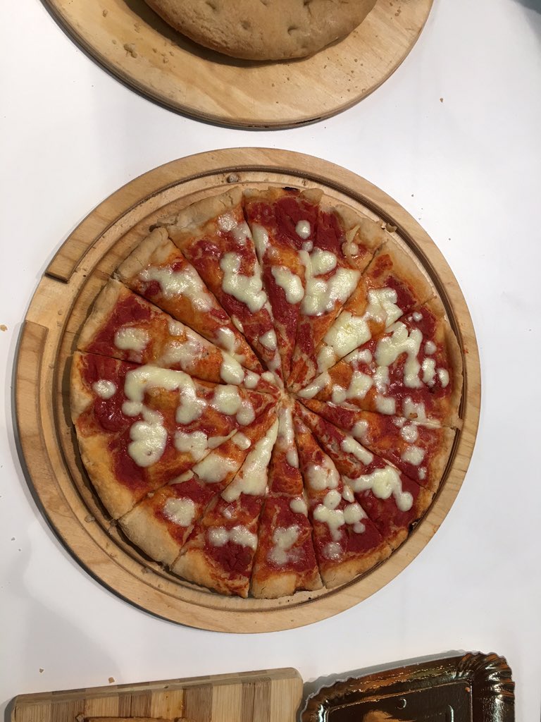 lorenzodurizzi's tweet image. Pizza #senzaglutine e #senzalattosio veramente top! @leonedorobg