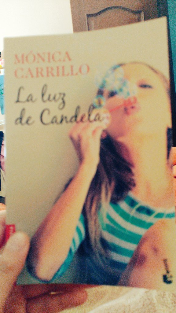 lauraferov's tweet photo. Me da penita acabarlo 😢 @MonicaCarrillo  quiero más! Jeje 📖💕 https://t.co/mVmoBjqMXg