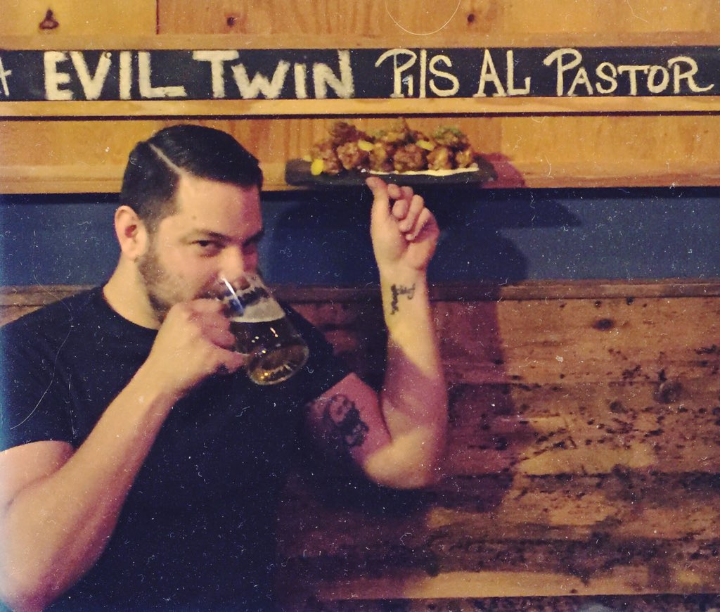 DuseksChicago's tweet photo. Jerk chicken #craftwings paired with @EvilTwinBrewing pils a pastor = perfection! #Duseks #wingnight https://t.co/gVeI7jO5pP