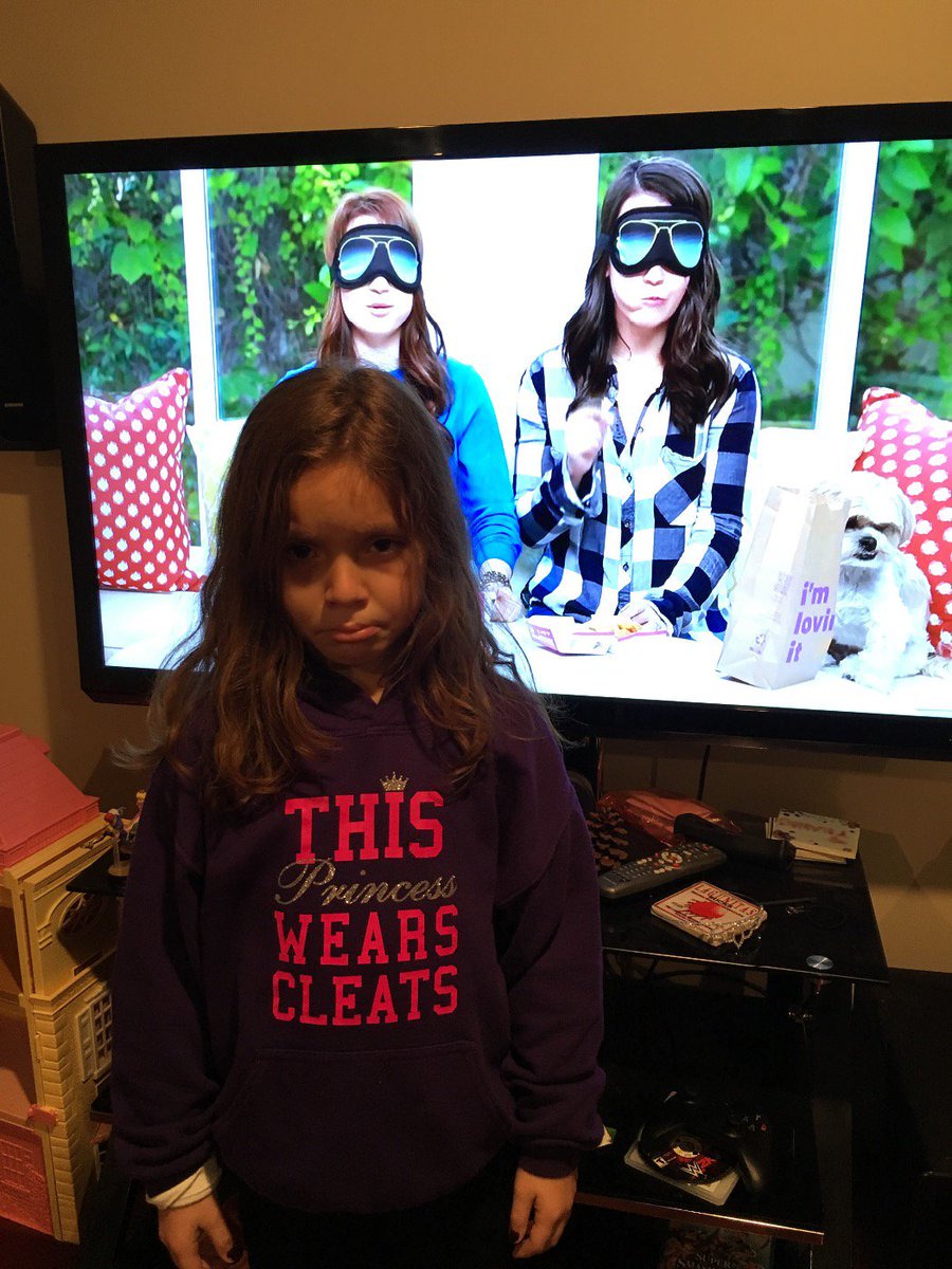 cakepop's tweet photo. @RosannaPansino please reschedule. My daughter is so sad. We do hope you find your luggage and you fix your bus https://t.co/a4KbxOkNz4