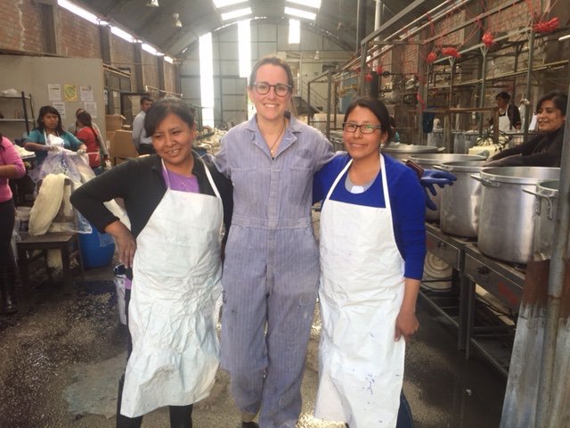TeamCraftsy's tweet image. Sunne sharing her yarn dyeing expertise and rocking a denim jumpsuit! #dropknowledge #coolestpersonweknow