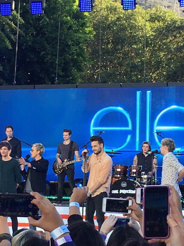1Dir_Worldwide's tweet photo. 11/17 Boysは先ほどthe Ellen showのステージに登場🌸

現時点でDrag Me DownとPerfectをパフォーマンス🙌🏼 #1DJP https://t.co/TSb8n4Hbyj