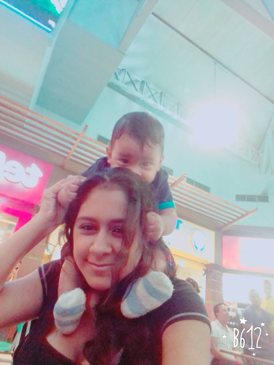 Eleane150515's tweet photo. jugando con mami :D https://t.co/vSEdbdwxql