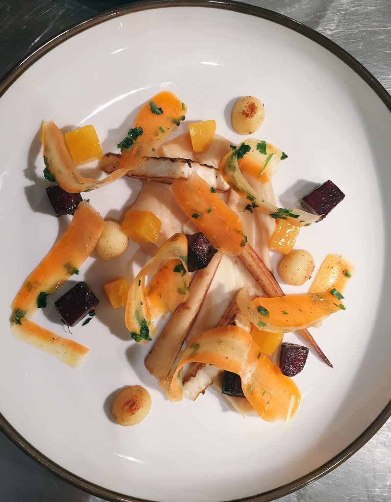 de4rosertroms's tweet photo. #Vegetarians we've got your back! Sous chef @FjellMats bespoke veggie menu for a lovely customer #NewNordic #talent https://t.co/EDflJsHrNb