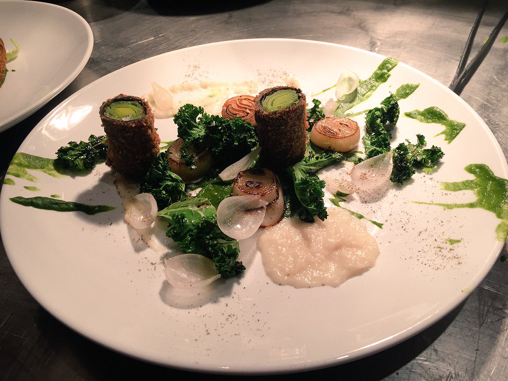 de4rosertroms's tweet photo. #Vegetarians we've got your back! Sous chef @FjellMats bespoke veggie menu for a lovely customer #NewNordic #talent https://t.co/EDflJsHrNb