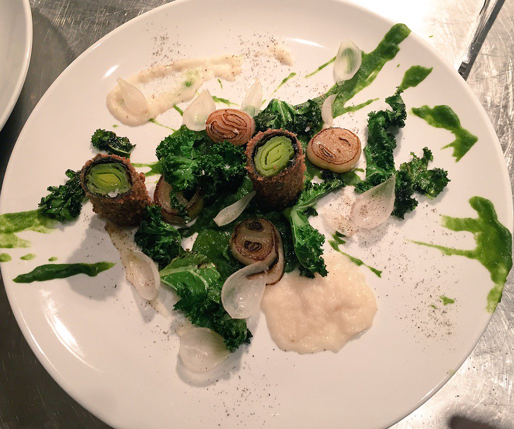 de4rosertroms's tweet photo. #Vegetarians we've got your back! Sous chef @FjellMats bespoke veggie menu for a lovely customer #NewNordic #talent https://t.co/EDflJsHrNb