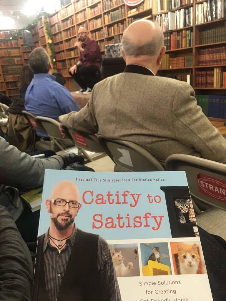 ShramptonTheCat's tweet image. My mom is learning how to Catify 😸 @JacksonGalaxy #catifytosatisfy