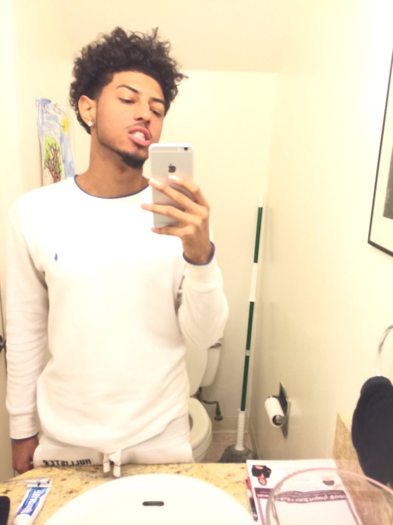ThatGoonsits's tweet photo. Bored af sniffin dat yayo 🌬🤑 https://t.co/7iOTc4y3CD