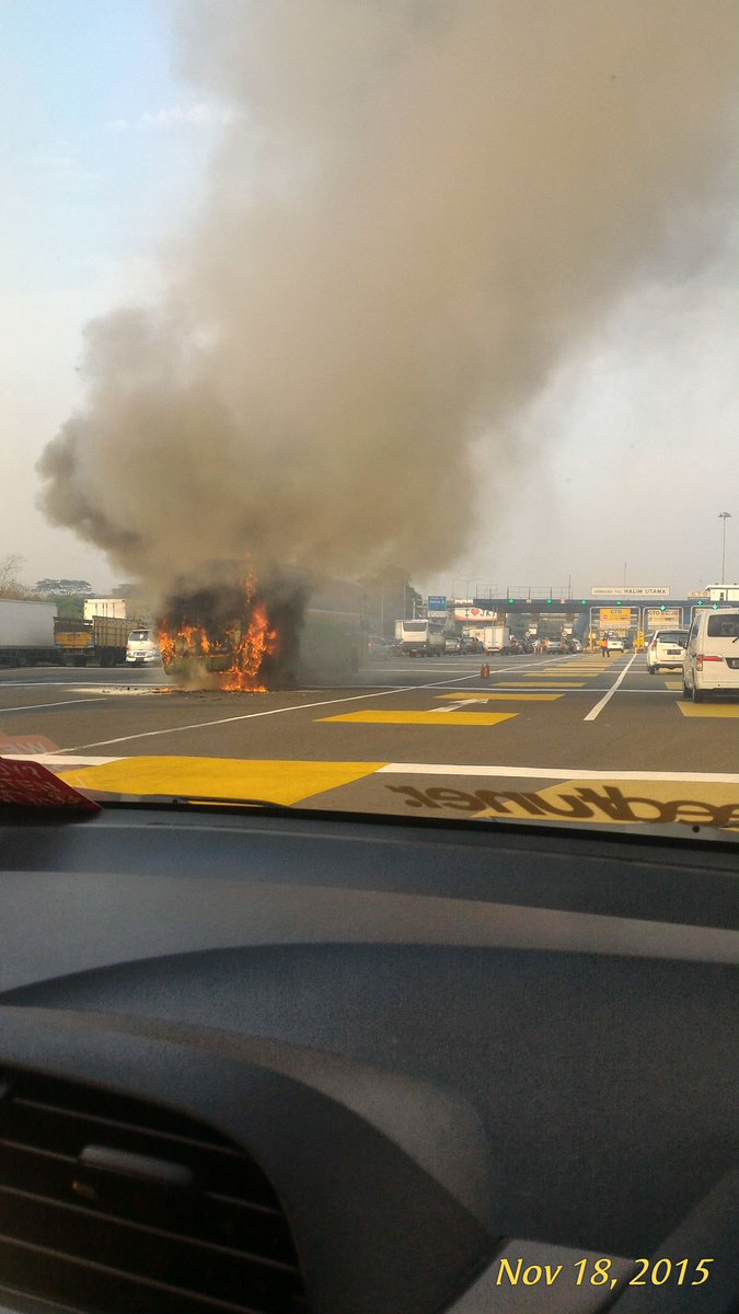 rhandyohan's tweet photo. Bus mayasari terbakar di gerbang tol cawang @TMCPoldaMetro https://t.co/79DCR9WaVf