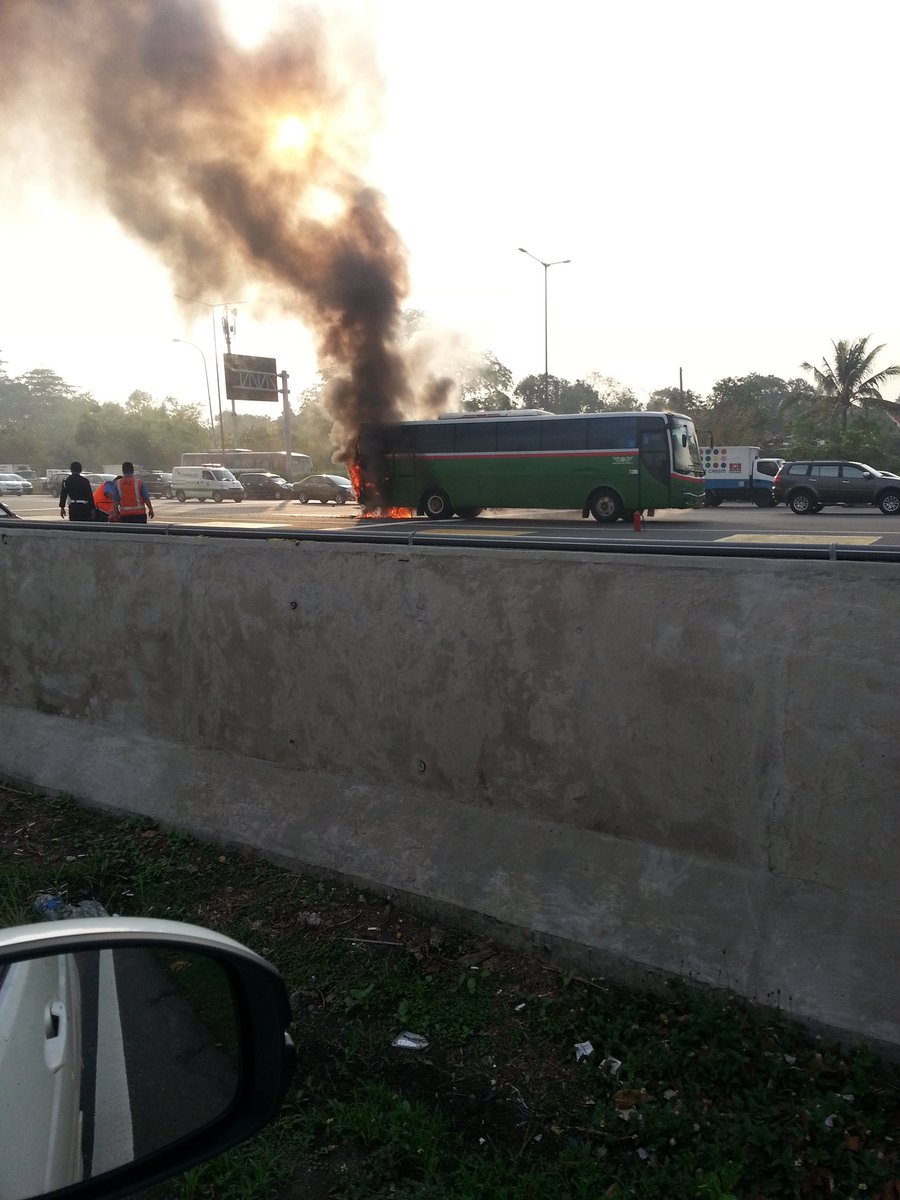 enoskar's tweet photo. Bus terbakar di pintu tol halim arah jakarta https://t.co/mvPANmdtCa