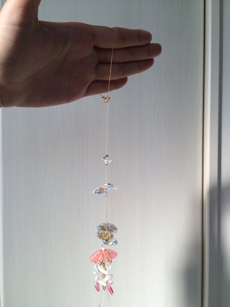 Hoccolie ほっこりえ Hoccolie カニカンというフックが付いており 飾る場所を選びません カーテンレール などの太いものにも フックをはずして通してから フックをサンキャッチャーのワイヤーに引っ掛け輪っか状にすれば止められます T Co