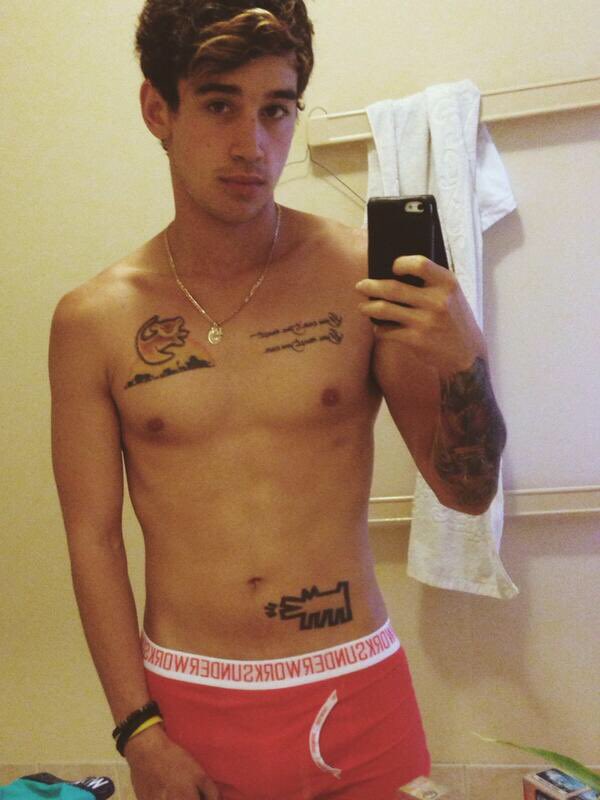 whtweloveabout's tweet photo. His body https://t.co/5gYtgm9PRj